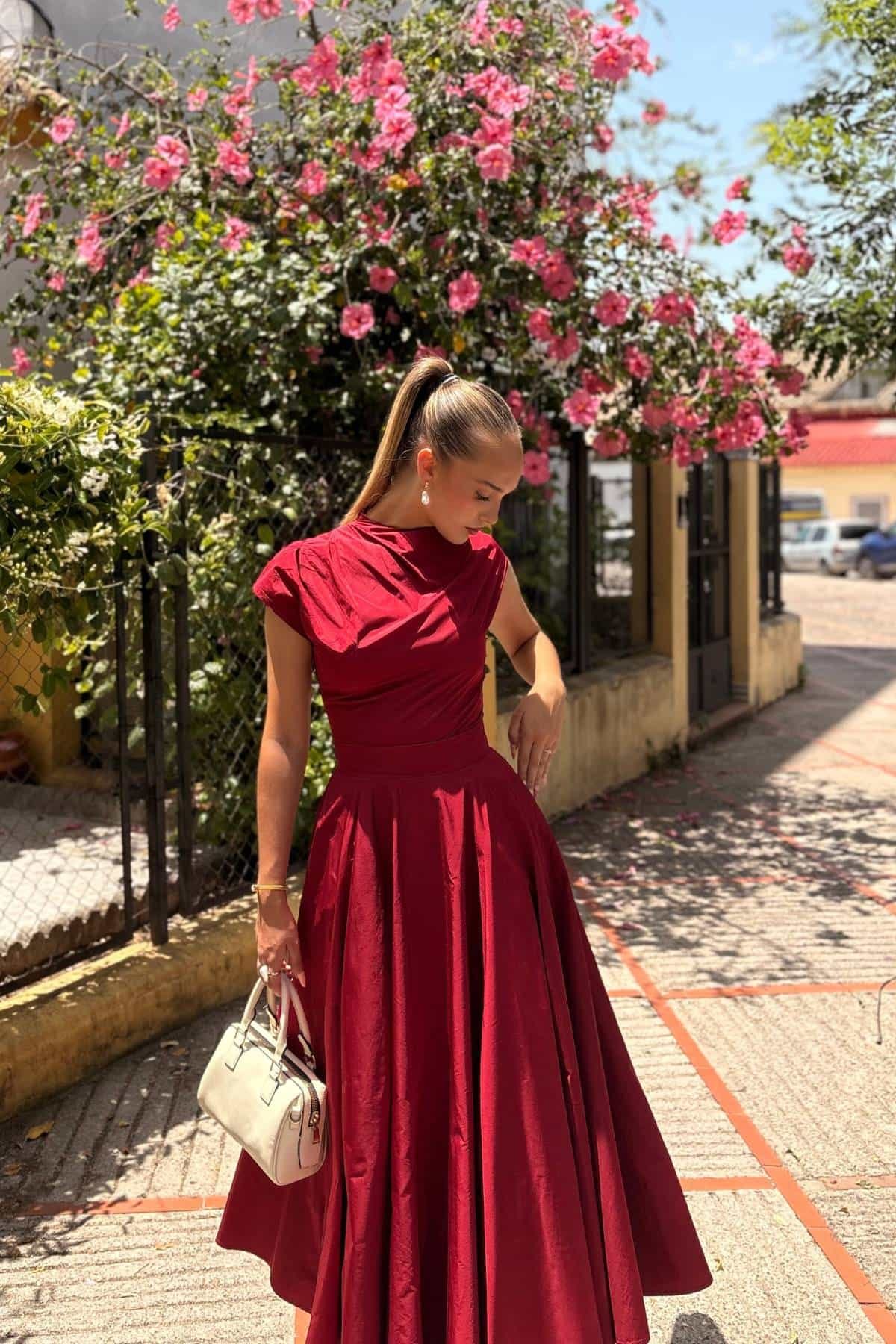 Modelo luciendo vestido de invitada de Vogana para alquilar en Jointy